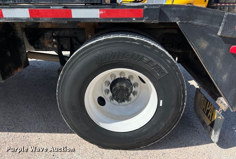 image for item DO2433 2018 International  DuraStar 4300 flatbed truck