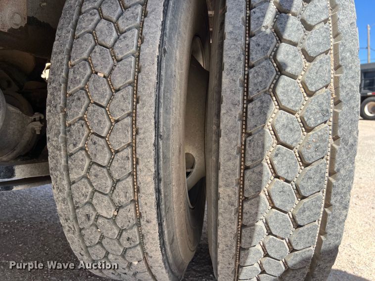 image for item DO2433 2018 International  DuraStar 4300 flatbed truck