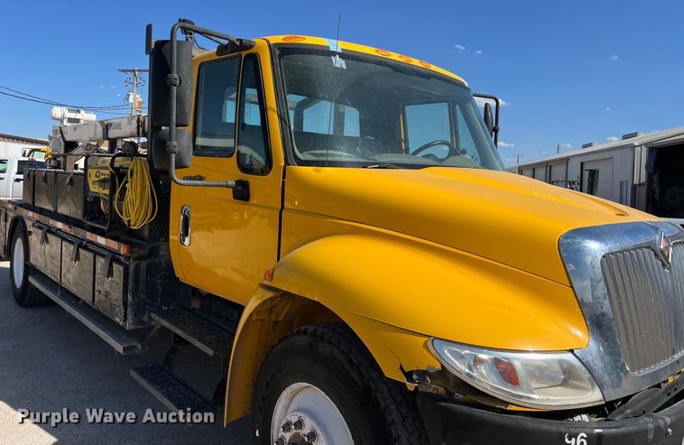 image for item DO2435 2013 International  DuraStar 4300 flatbed truck with crane