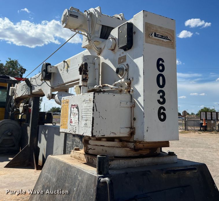 image for item DO2435 2013 International  DuraStar 4300 flatbed truck with crane