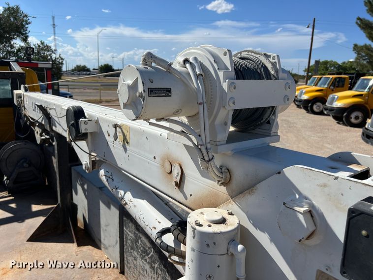 image for item DO2435 2013 International  DuraStar 4300 flatbed truck with crane