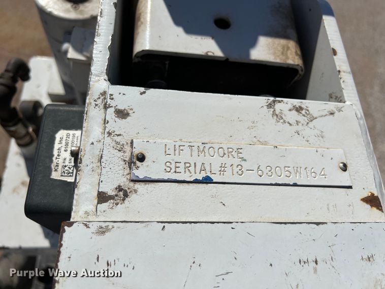 image for item DO2435 2013 International  DuraStar 4300 flatbed truck with crane