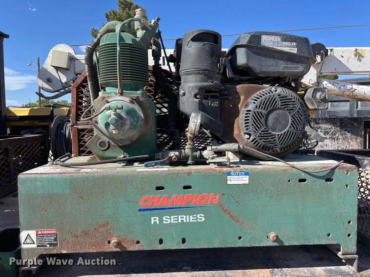 image for item DO2435 2013 International  DuraStar 4300 flatbed truck with crane