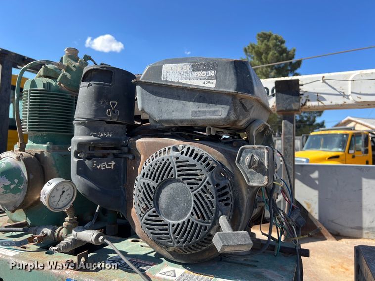 image for item DO2435 2013 International  DuraStar 4300 flatbed truck with crane