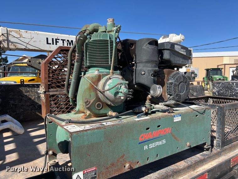 image for item DO2435 2013 International  DuraStar 4300 flatbed truck with crane