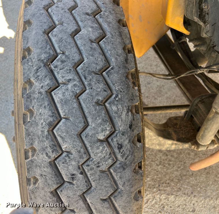 image for item DO2435 2013 International  DuraStar 4300 flatbed truck with crane