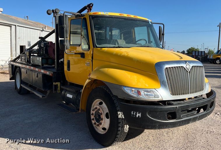 image for item DO2436 2007 International  4300 winch truck