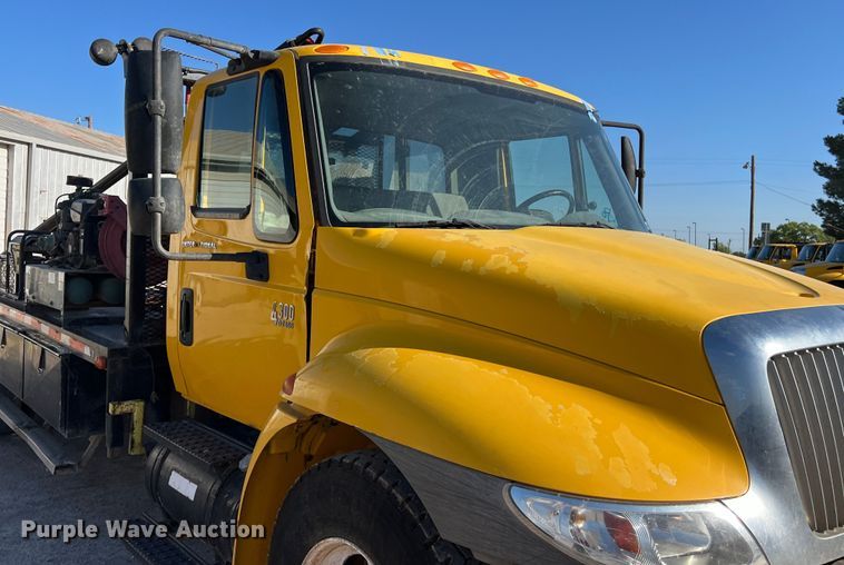 image for item DO2436 2007 International  4300 winch truck