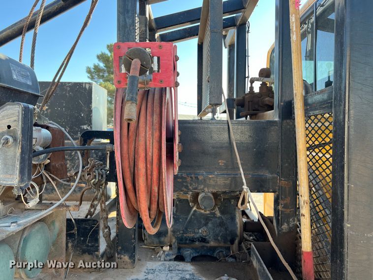 image for item DO2436 2007 International  4300 winch truck