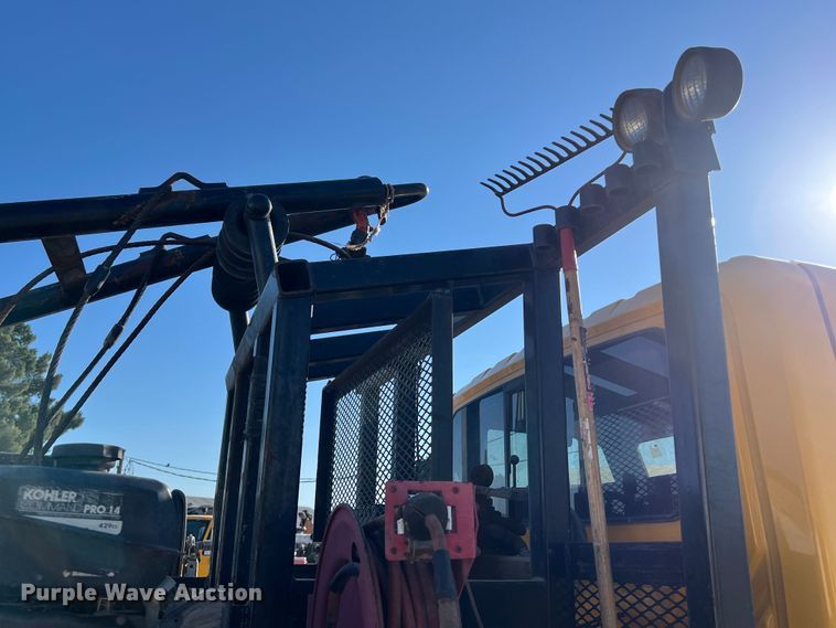 image for item DO2436 2007 International  4300 winch truck