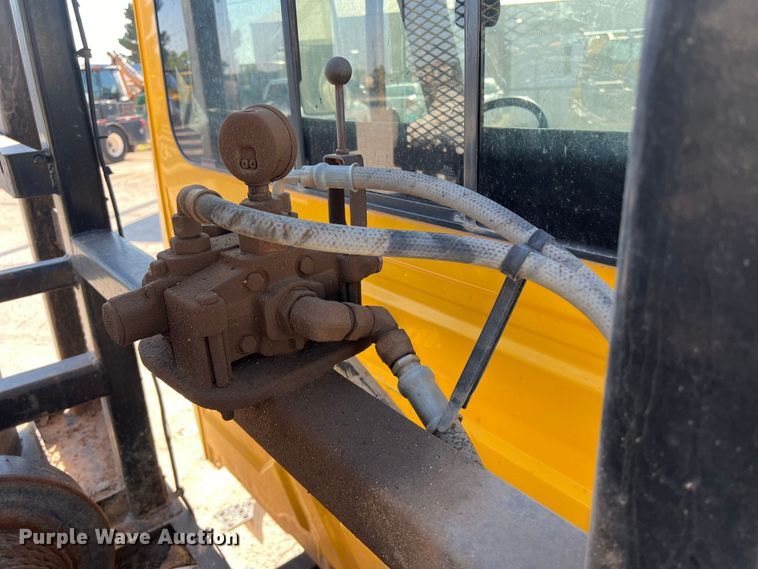 image for item DO2436 2007 International  4300 winch truck