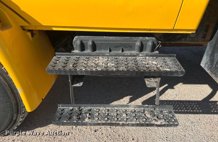 image for item DO2436 2007 International  4300 winch truck