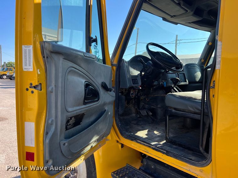 image for item DO2436 2007 International  4300 winch truck