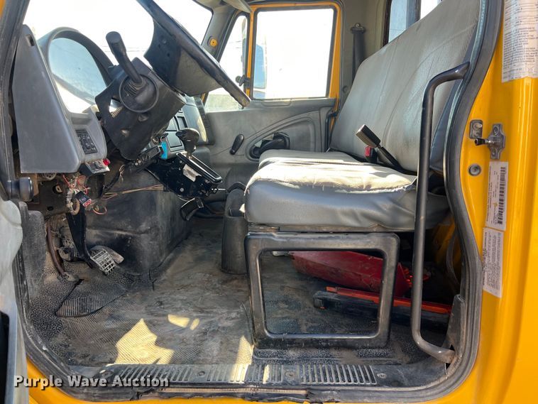 image for item DO2436 2007 International  4300 winch truck