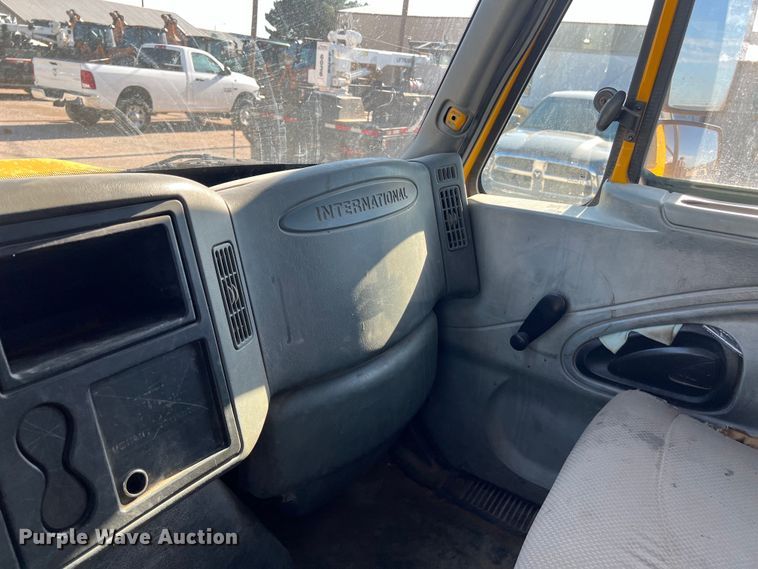 image for item DO2436 2007 International  4300 winch truck