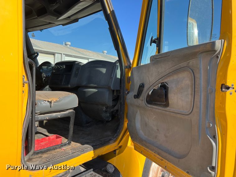 image for item DO2436 2007 International  4300 winch truck