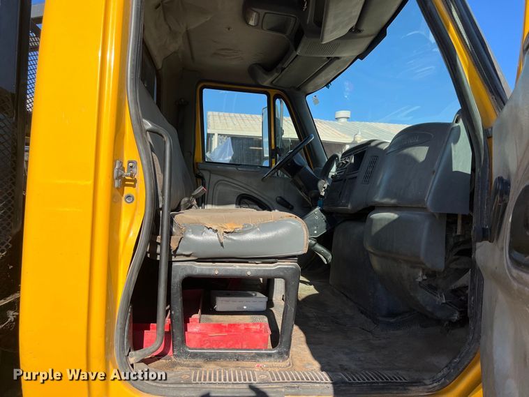 image for item DO2436 2007 International  4300 winch truck