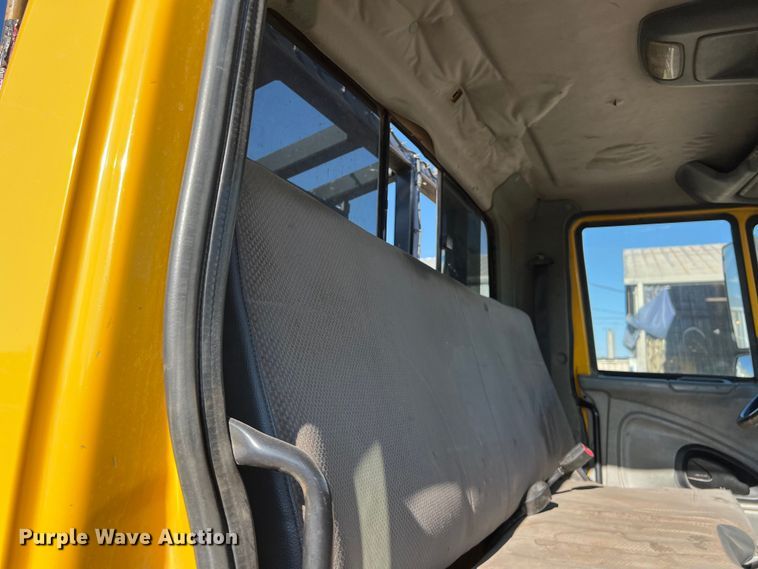 image for item DO2436 2007 International  4300 winch truck