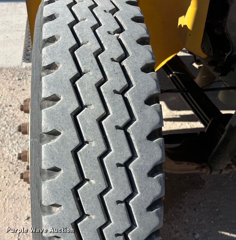 image for item DO2436 2007 International  4300 winch truck