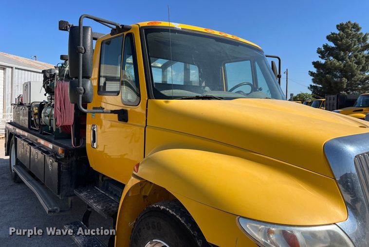 image for item DO2437 2013 International  DuraStar 4300 utility / service truck