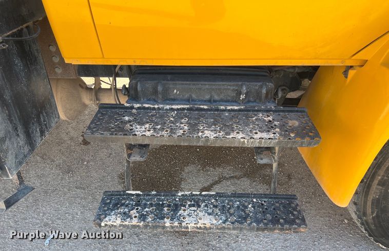 image for item DO2437 2013 International  DuraStar 4300 utility / service truck