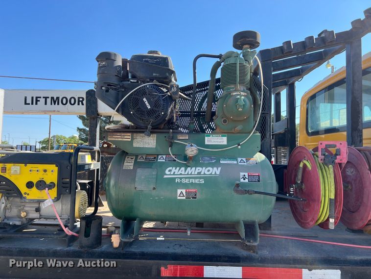 image for item DO2437 2013 International  DuraStar 4300 utility / service truck