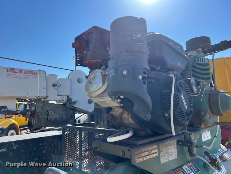 image for item DO2437 2013 International  DuraStar 4300 utility / service truck