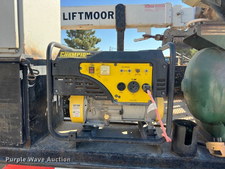 image for item DO2437 2013 International  DuraStar 4300 utility / service truck