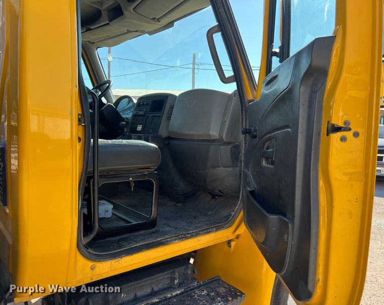 image for item DO2437 2013 International  DuraStar 4300 utility / service truck