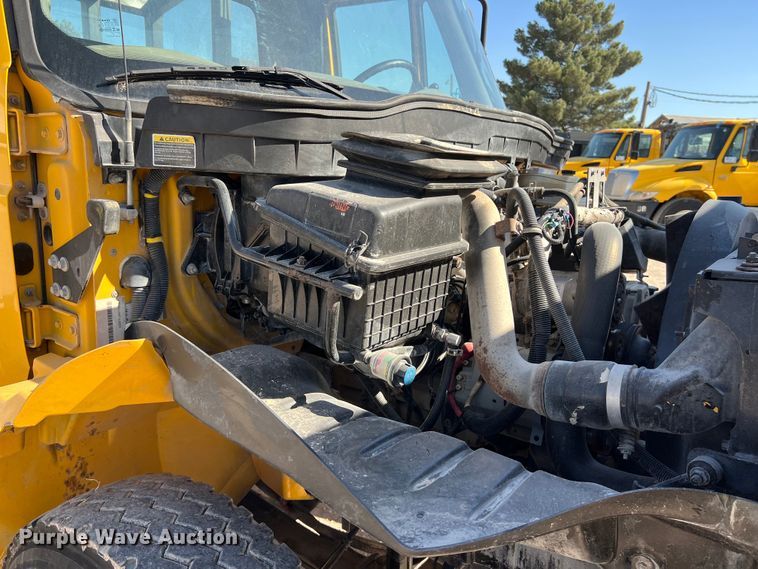 image for item DO2437 2013 International  DuraStar 4300 utility / service truck