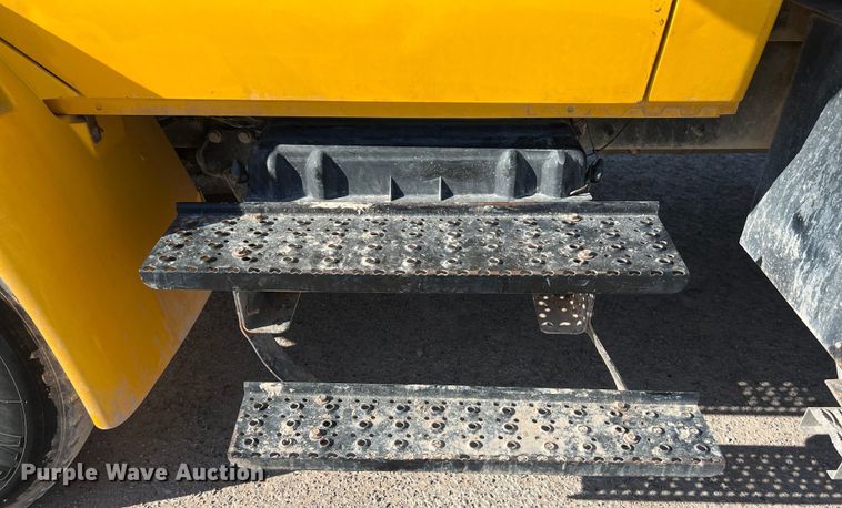 image for item DO2438 2007 International  4300 winch truck