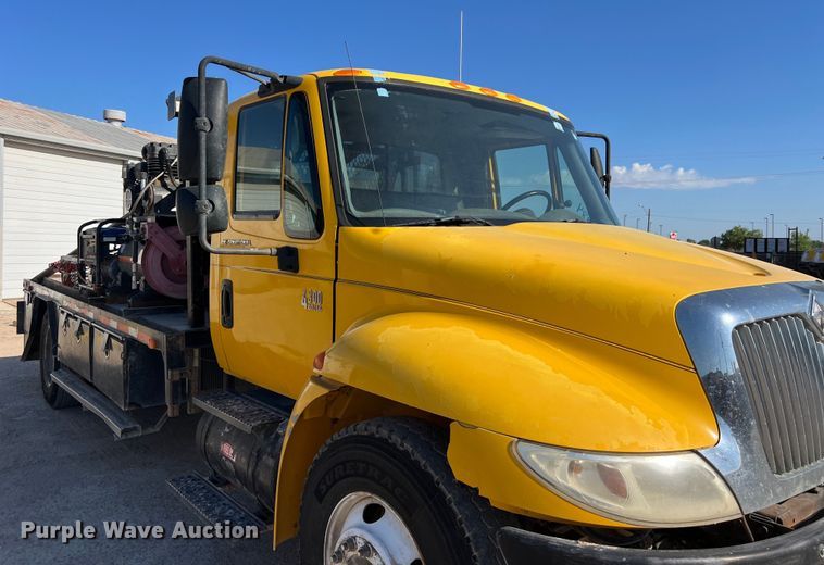 image for item DO2438 2007 International  4300 winch truck