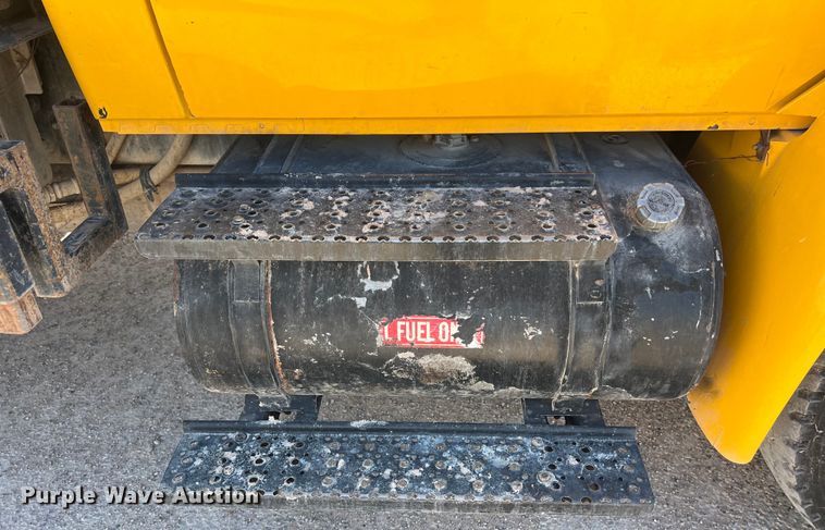 image for item DO2438 2007 International  4300 winch truck