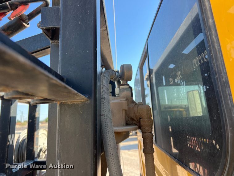 image for item DO2438 2007 International  4300 winch truck