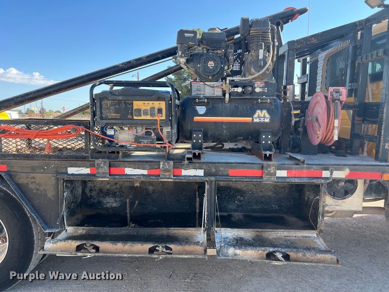 image for item DO2438 2007 International  4300 winch truck