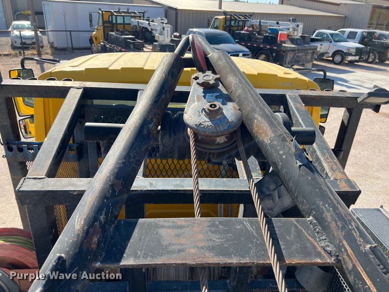 image for item DO2438 2007 International  4300 winch truck