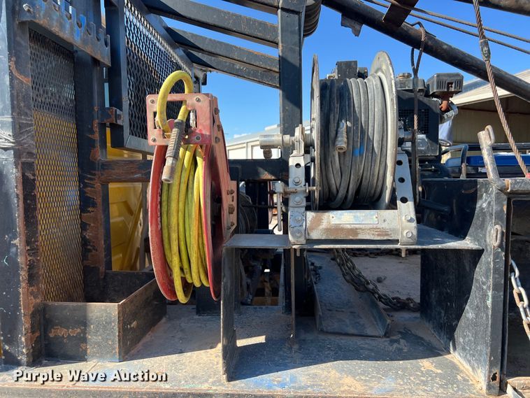 image for item DO2438 2007 International  4300 winch truck