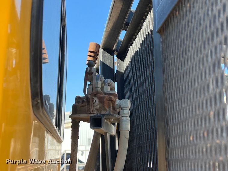 image for item DO2438 2007 International  4300 winch truck