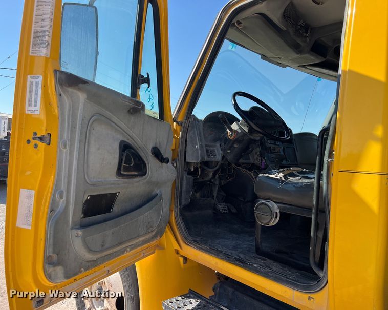 image for item DO2438 2007 International  4300 winch truck