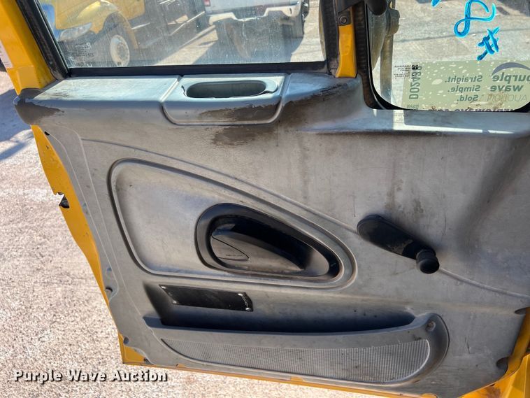 image for item DO2438 2007 International  4300 winch truck