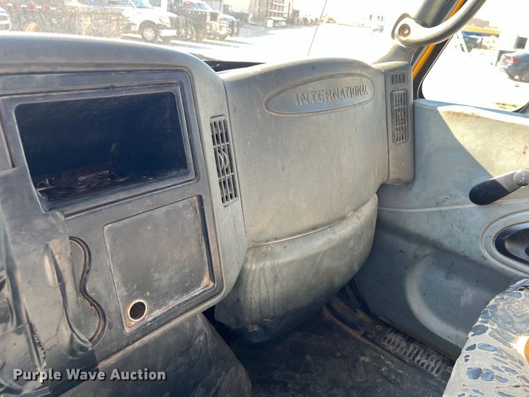 image for item DO2438 2007 International  4300 winch truck