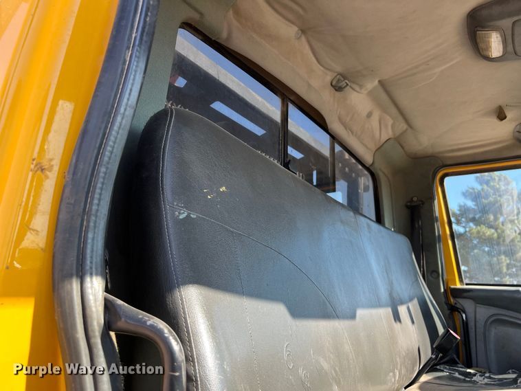 image for item DO2438 2007 International  4300 winch truck