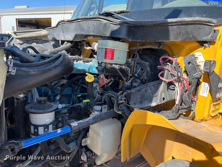 image for item DO2438 2007 International  4300 winch truck