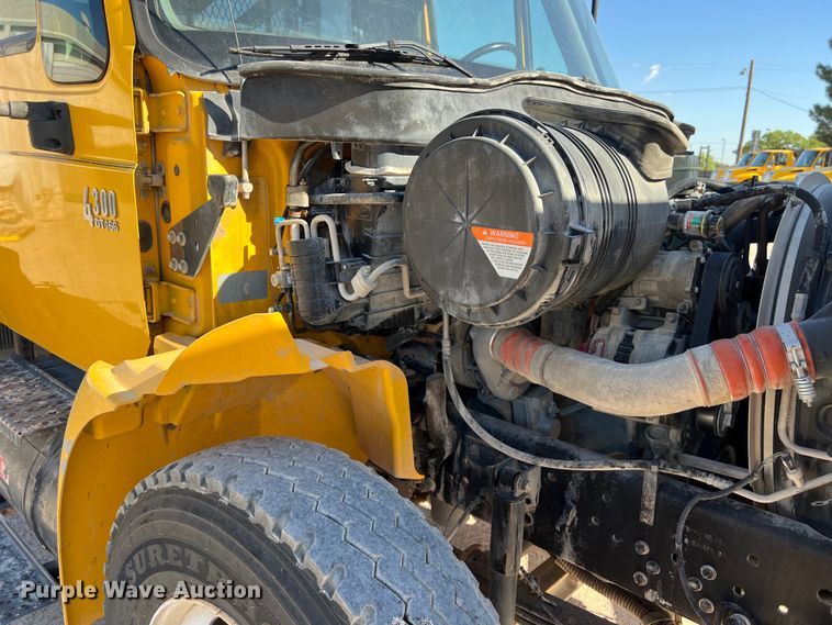 image for item DO2438 2007 International  4300 winch truck