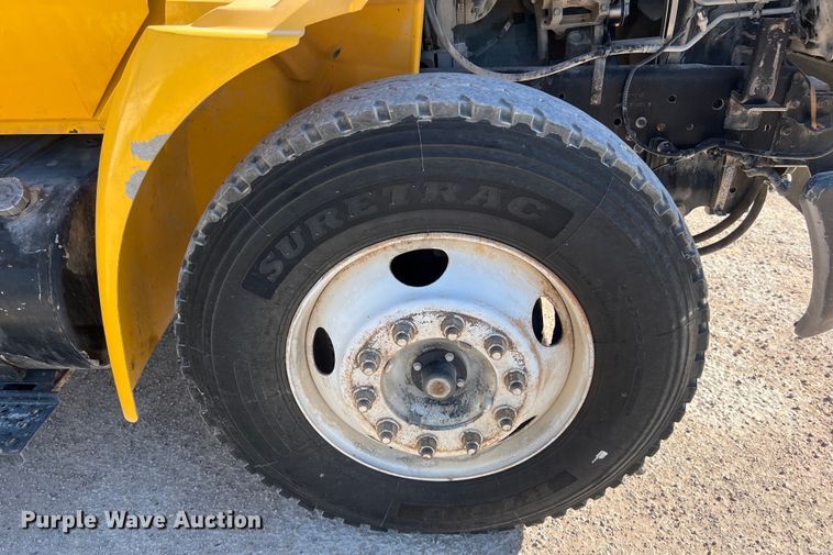 image for item DO2438 2007 International  4300 winch truck