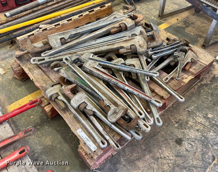 image for item LU9977 Approximately 30 pipe wrenches