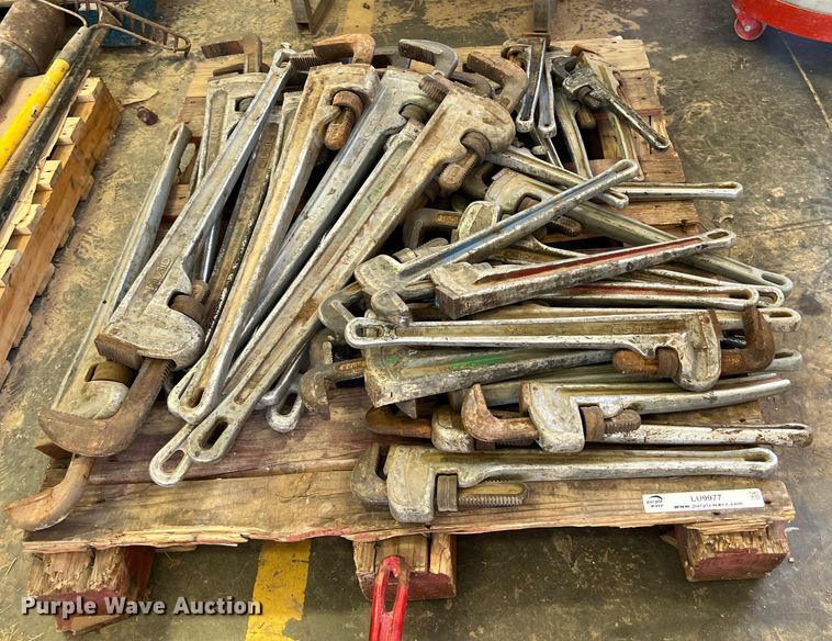 image for item LU9977 Approximately 30 pipe wrenches
