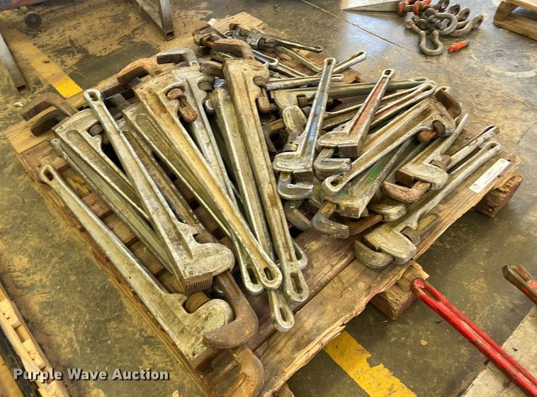 image for item LU9977 Approximately 30 pipe wrenches