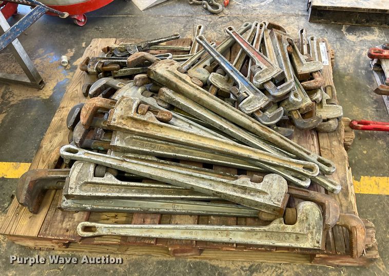 image for item LU9977 Approximately 30 pipe wrenches