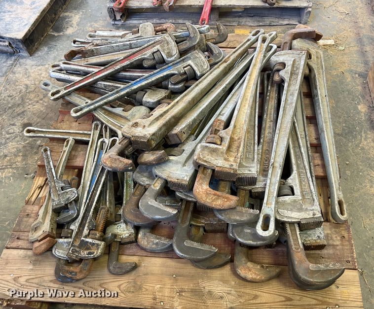 image for item LU9977 Approximately 30 pipe wrenches